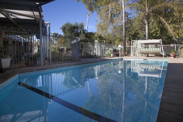 Piscine extérieure, chaises longues