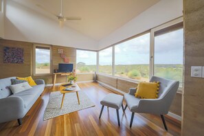 Villa de lujo, 1 cama de matrimonio grande, vistas al valle, junto a la pista de esquí | Zona de estar | Una televisión de pantalla plana, una chimenea, un reproductor de DVD