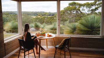 Luxury Villa, 1 King Bed, Valley View, Slope side | In-room dining