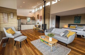 Villa de lujo, 1 cama de matrimonio grande, vistas al valle, junto a la pista de esquí | Zona de estar | Una televisión de pantalla plana, una chimenea, un reproductor de DVD