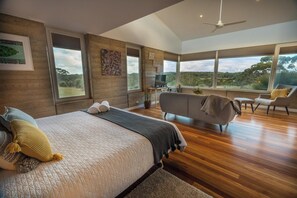 Villa de lujo, 1 cama de matrimonio grande, vistas al valle, junto a la pista de esquí | Zona de estar | Una televisión de pantalla plana, una chimenea, un reproductor de DVD