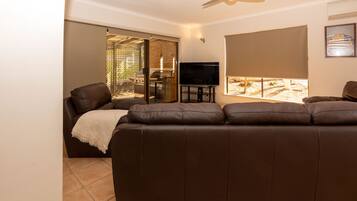 标准公寓 | 起居区 | 32-厘米纯平电视 (配备数码频道)、电视