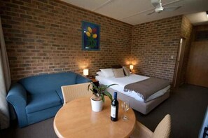 King Suite with River View | Living area | 32-cm flat-screen TV with digital channels, TV - Mannum Motel (Mannum)