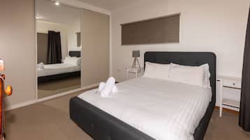 Escritorio, tabla de planchar con plancha, wifi gratis y ropa de cama