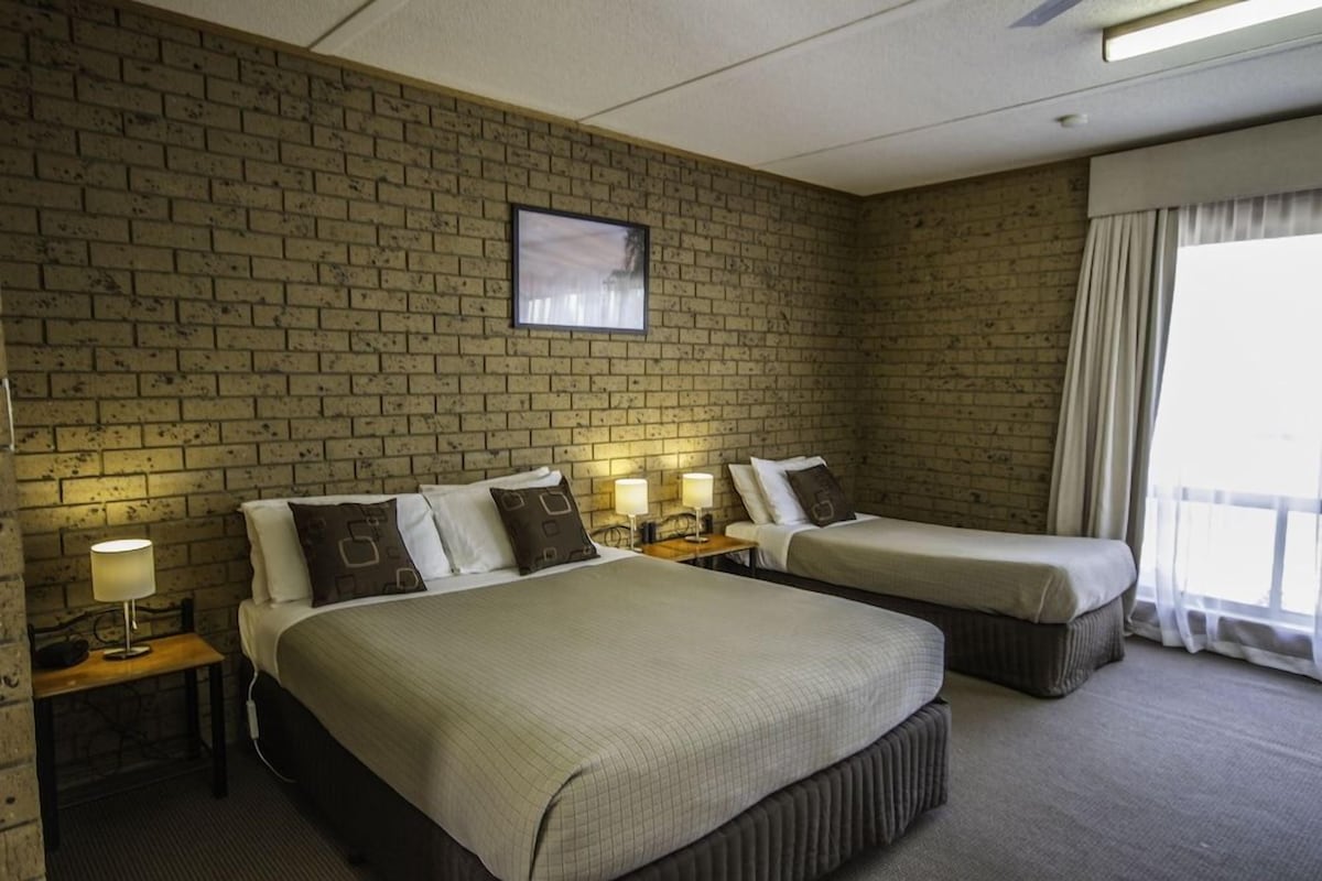 Desk, iron/ironing board, WiFi (free), bed sheets