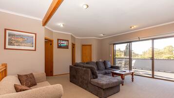 شقة عادية | منطقة المعيشة | تلفزيون بشاشة مسطحة بحجم 32-سم يعرض قنوات تلفزيونية رقمية، تلفزيون