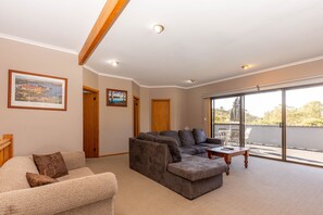 Standaard appartement | Woonruimte | Een 32-cm flatscreentelevisie met digitale zenders en televisie