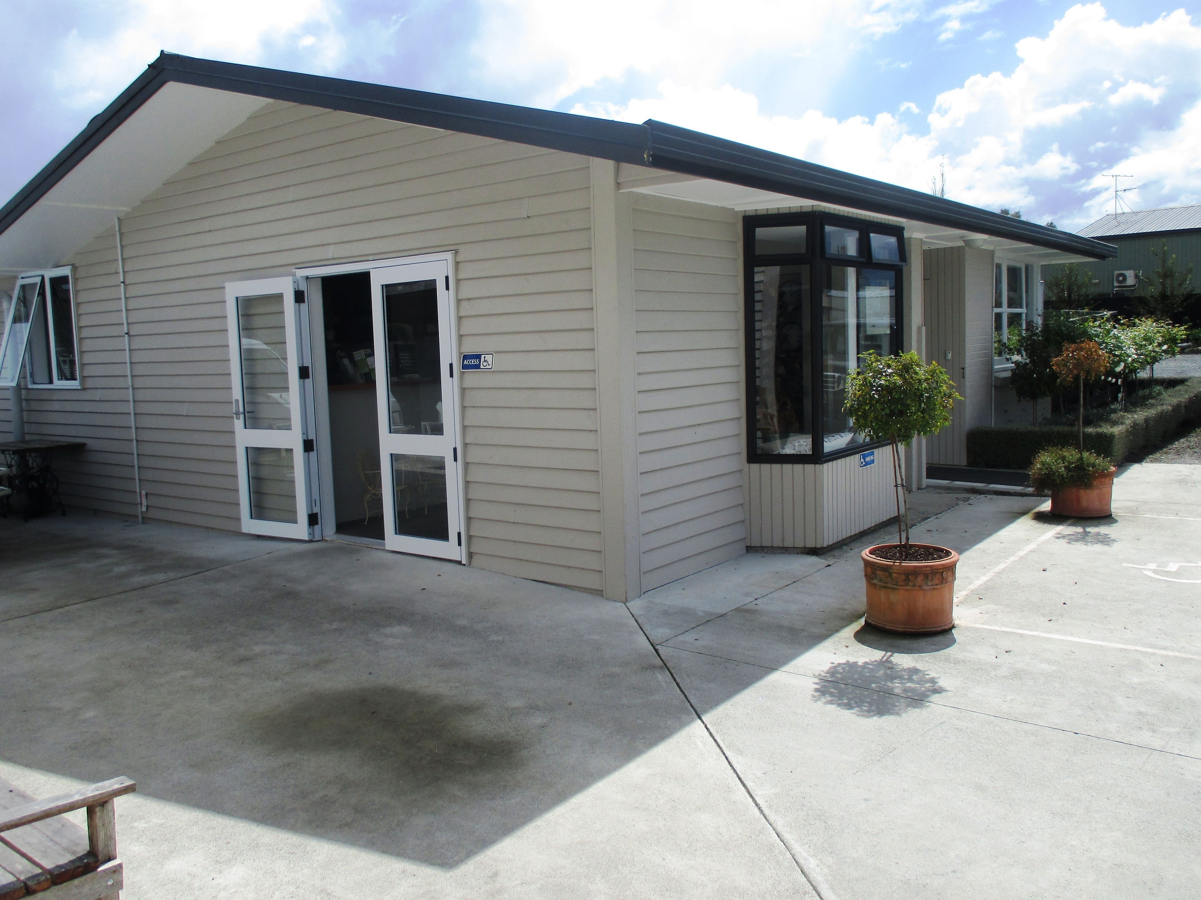 Vista frontal de la propiedad