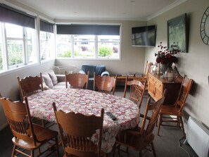 Desayuno continental diario (NZD 10.00 por persona)