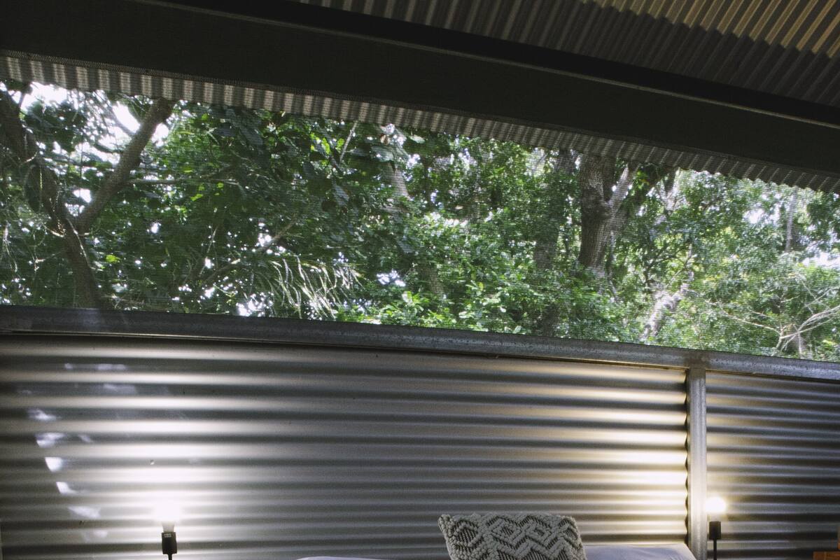 Tente Design, cheminée, en bord de lac