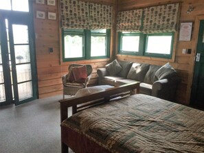 LCD TV, DVD player - Peppercorns Bed and Breakfast (Old Noarlunga)