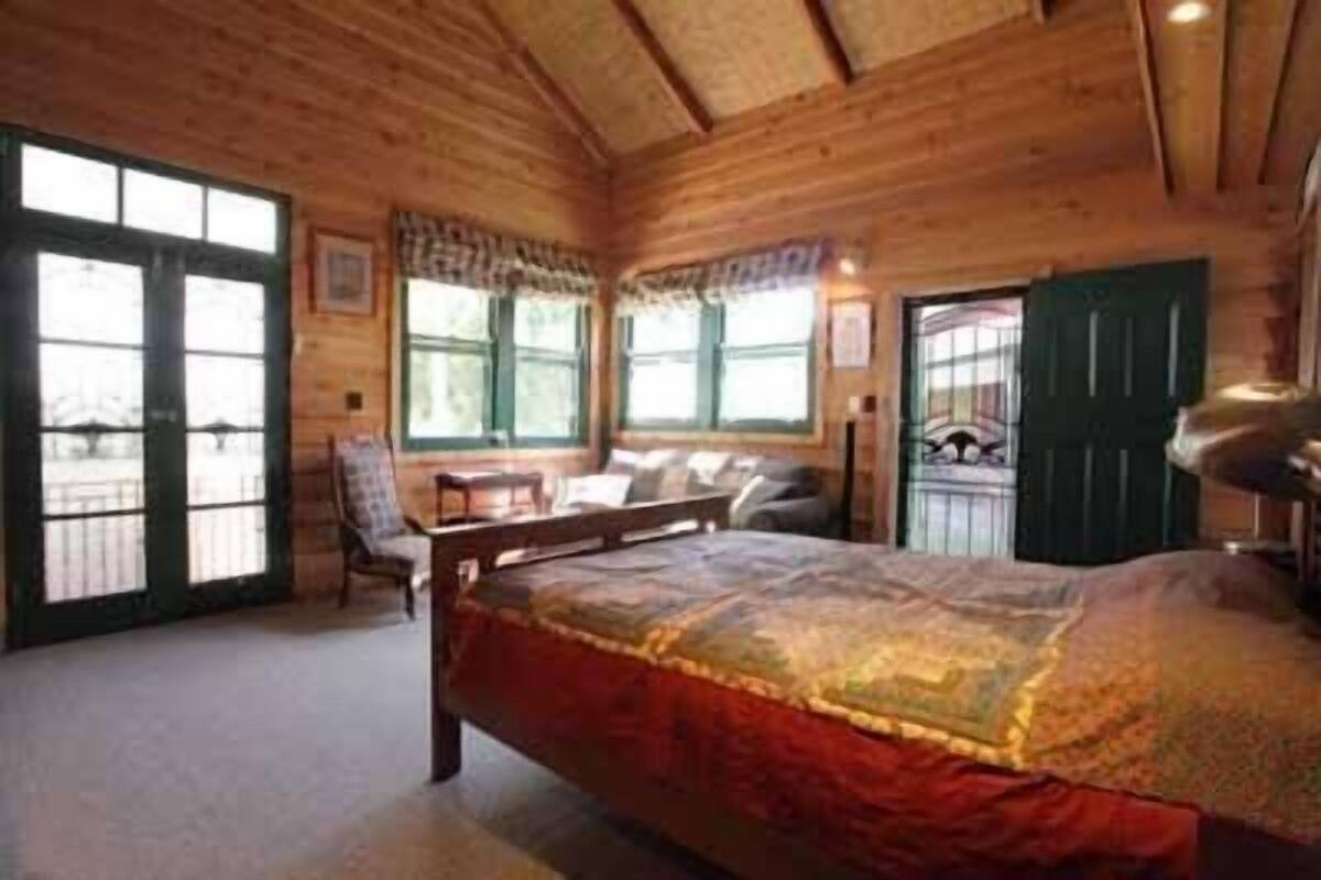 Queen Ensuite Room | 1 bedroom, premium bedding, desk, iron/ironing board