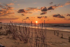 Privatstrand in der Nähe, Liegestühle, Sonnenschirme, 2 Strandbars