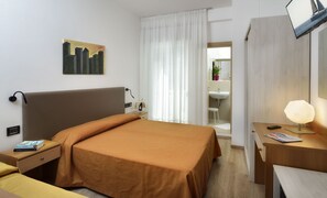 Minibar, Zimmersafe, Schreibtisch, kostenloses WLAN