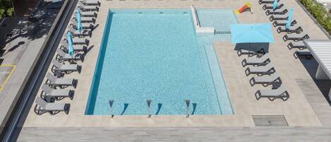 Außenpool (je nach Saison geöffnet), Sonnenschirme, Liegestühle