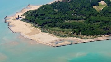 Privatstrand in der Nähe, Liegestühle, Sonnenschirme, 2 Strandbars