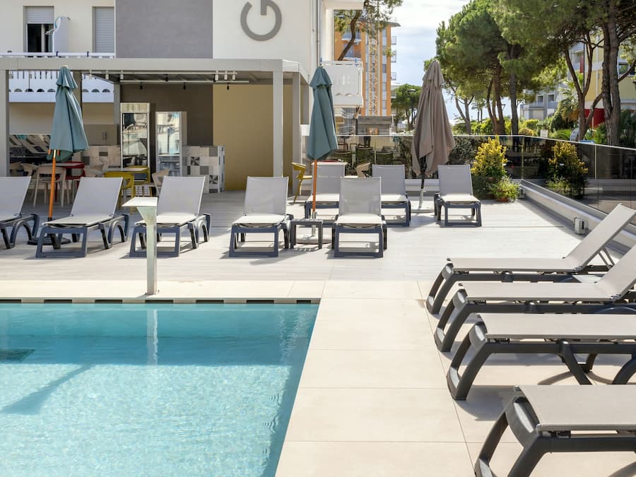 Kolam renang terbuka bermusim, payung kolam, kerusi lepak pantai