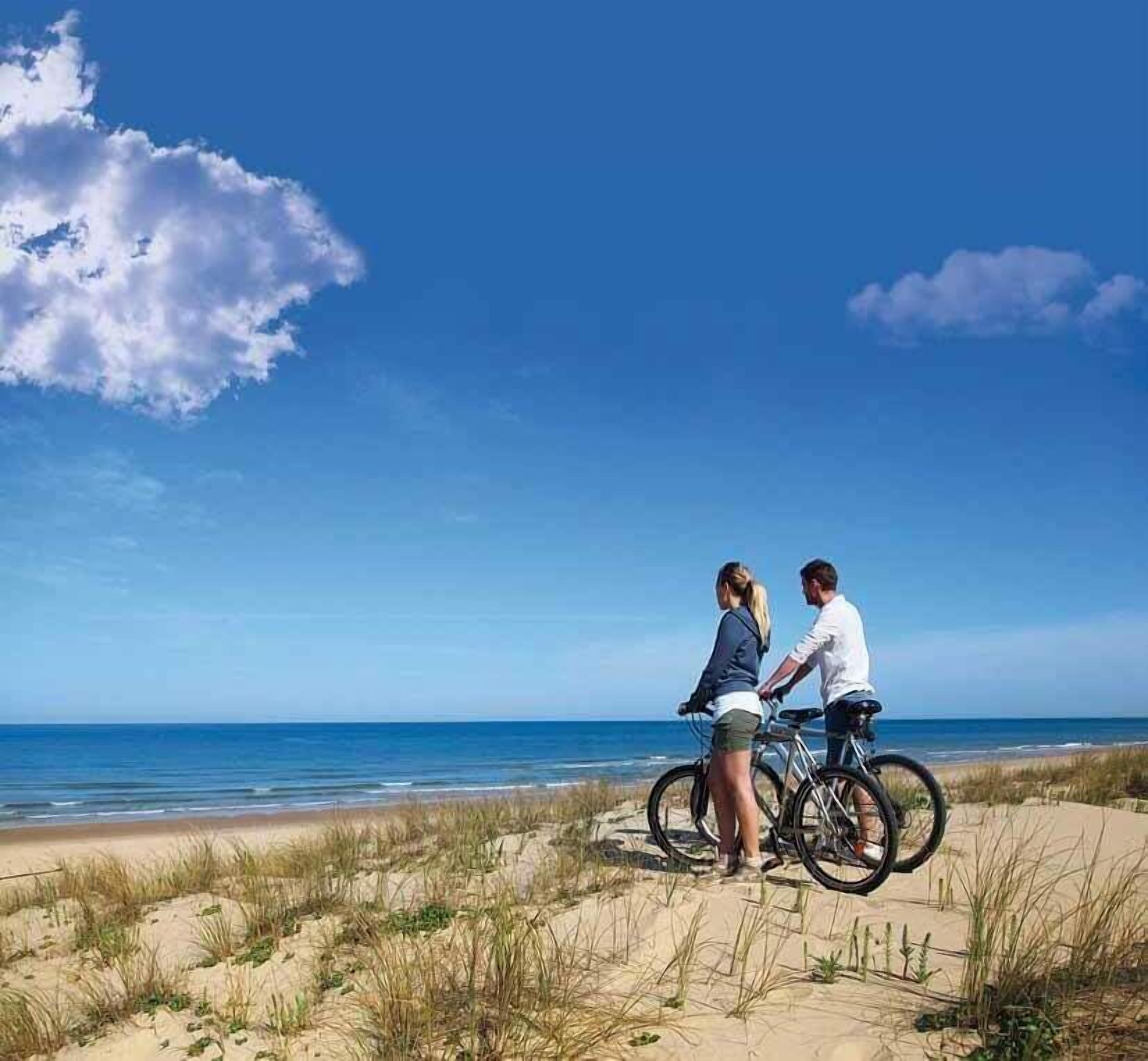Privatstrand in der Nähe, Liegestühle, Sonnenschirme, 2 Strandbars