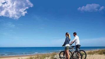 Privatstrand in der NĂ€he, LiegestĂŒhle, Sonnenschirme, 2 Strandbars