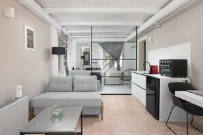 Studio | Woonruimte | Een 42-inch flatscreentelevisie met satellietzenders en televisie