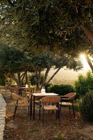 Garden Level Hideaway | Restaurante al aire libre
