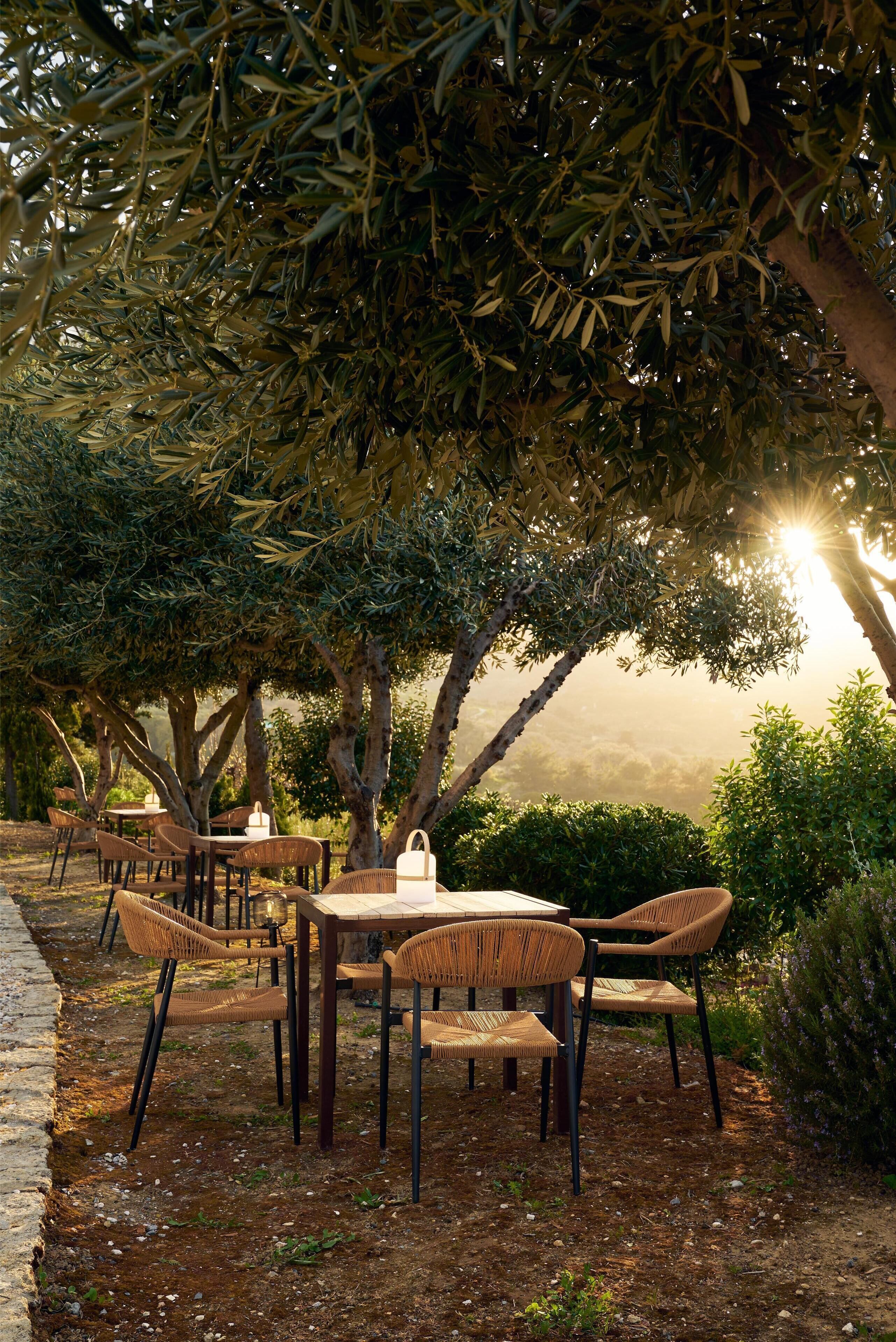 Garden Level Hideaway | Senger med overmadrass, safe på rommet og individuelt dekorert