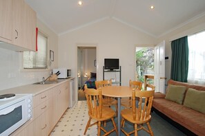 Hytte – executive | Eget kjøkken | Kjøleskap, mikrobølgeovn, kaffetrakter/tekoker og vannkoker