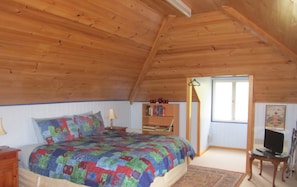 Loftsrom – deluxe, 1 soverom | Lydisolert og wi-fi (inkludert)