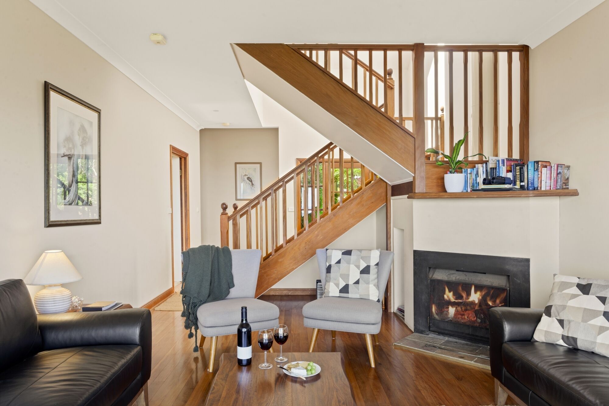 138-cm-LED-Fernseher mit Digitalempfang, Bücher, Stereoanlage