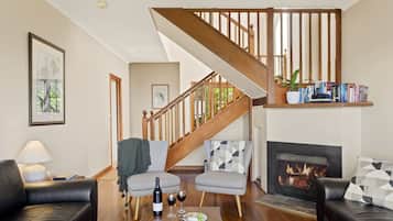 138-cm-LED-Fernseher mit Digitalempfang, Bücher, Stereoanlage