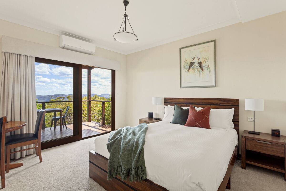 Habitación (Cliff View, 1 Night Min) | Escritorio, cortinas blackout y tabla de planchar con plancha