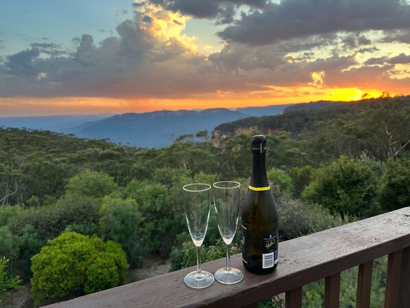 The Loft Suite | Individually decorated, individually furnished, desk, blackout drapes - Valley of the Waters B&B (Wentworth Falls)