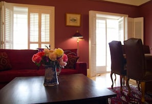 Suite, 3 Schlafzimmer (Malpas) | Wohnbereich