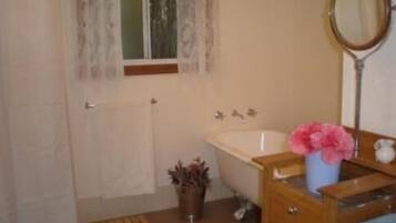 Separate bathtub and shower, deep-soaking bathtub, free toiletries