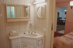 Combined shower/tub, free toiletries, towels