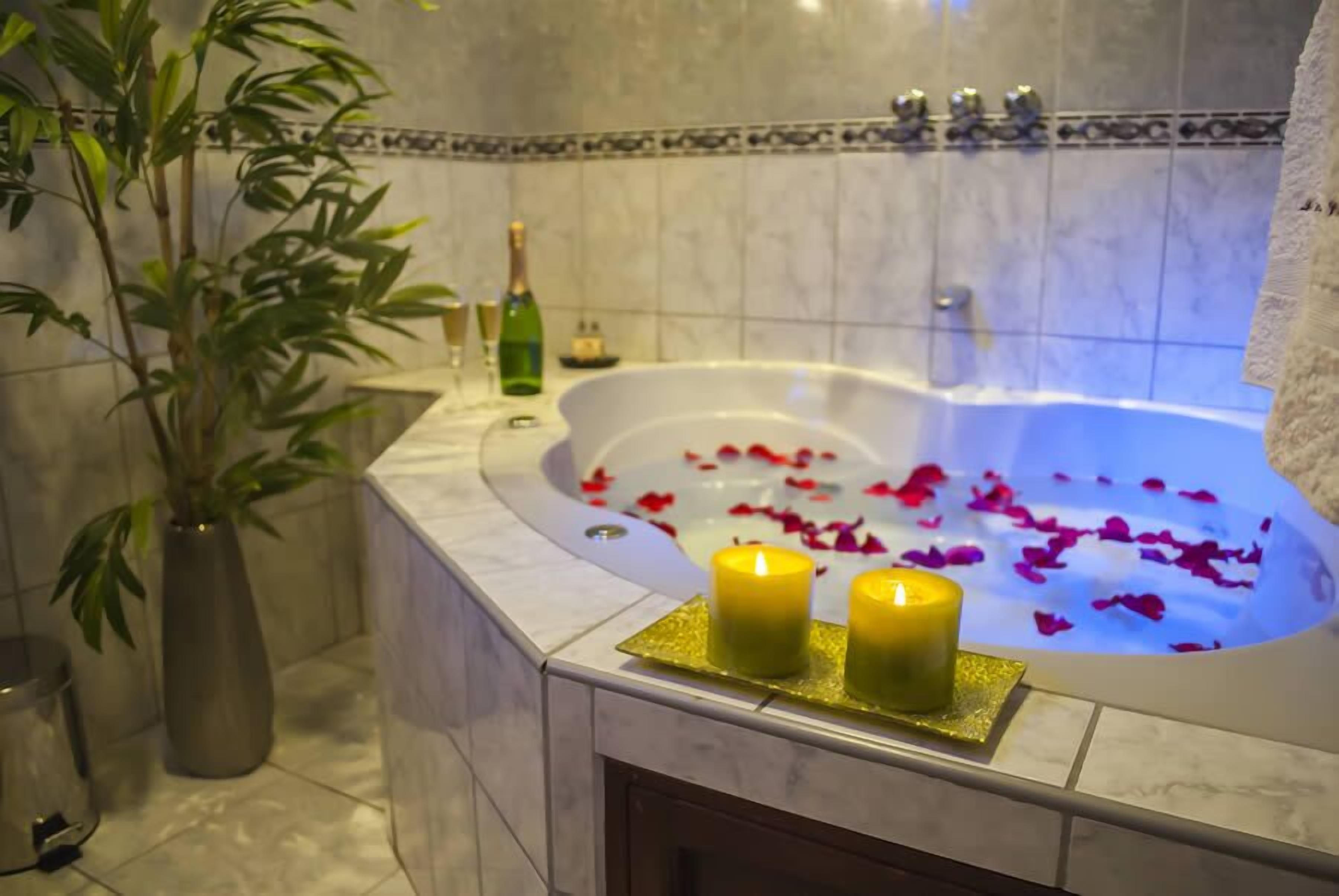 suite, jetted tub | jetted bathtub