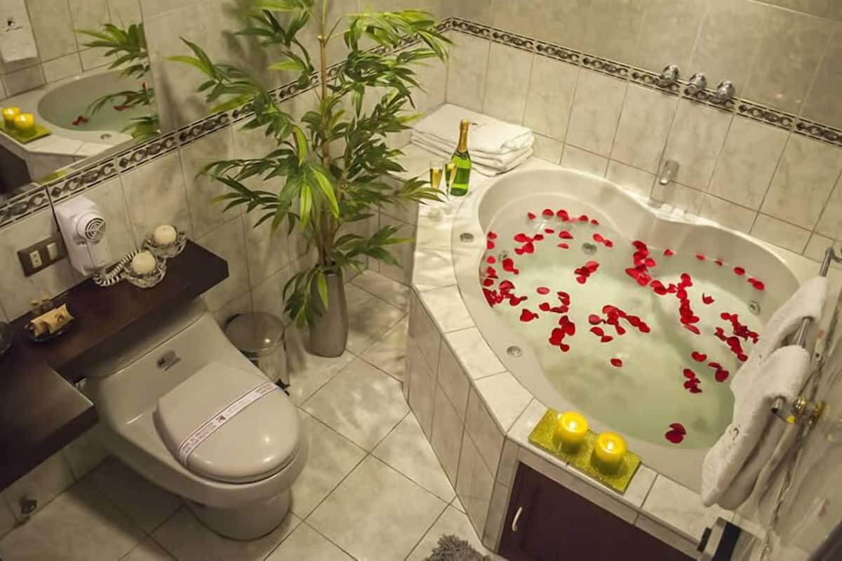 suite, jetted tub | bathroom | free toiletries, hair dryer, towels