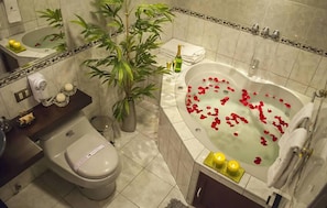 Suite, Jetted Tub | Bathroom | Free toiletries, hair dryer, towels - Hotel La Cuesta de Cayma (Arequipa)