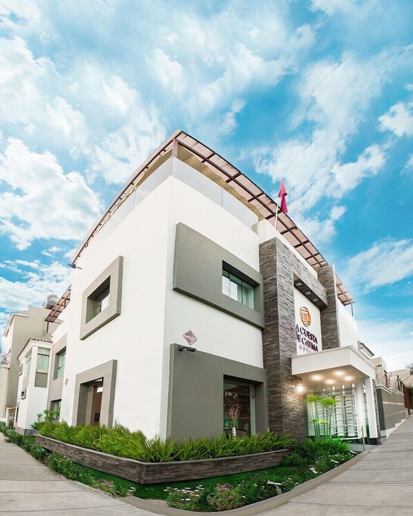 A modern hotel with a flat roof, large windows, and a sign indicating it is a hotel. - Hotel La Cuesta de Cayma (Arequipa)