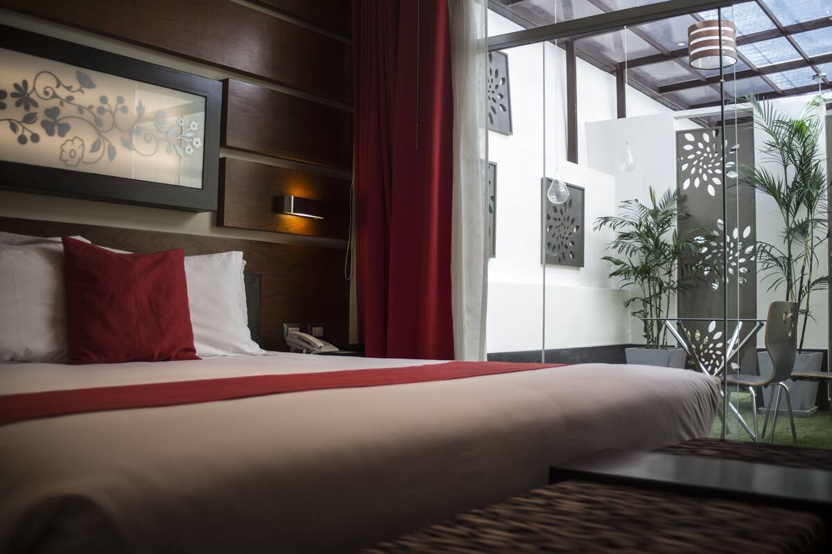 presidential suite | down duvets, minibar, in-room safe, desk