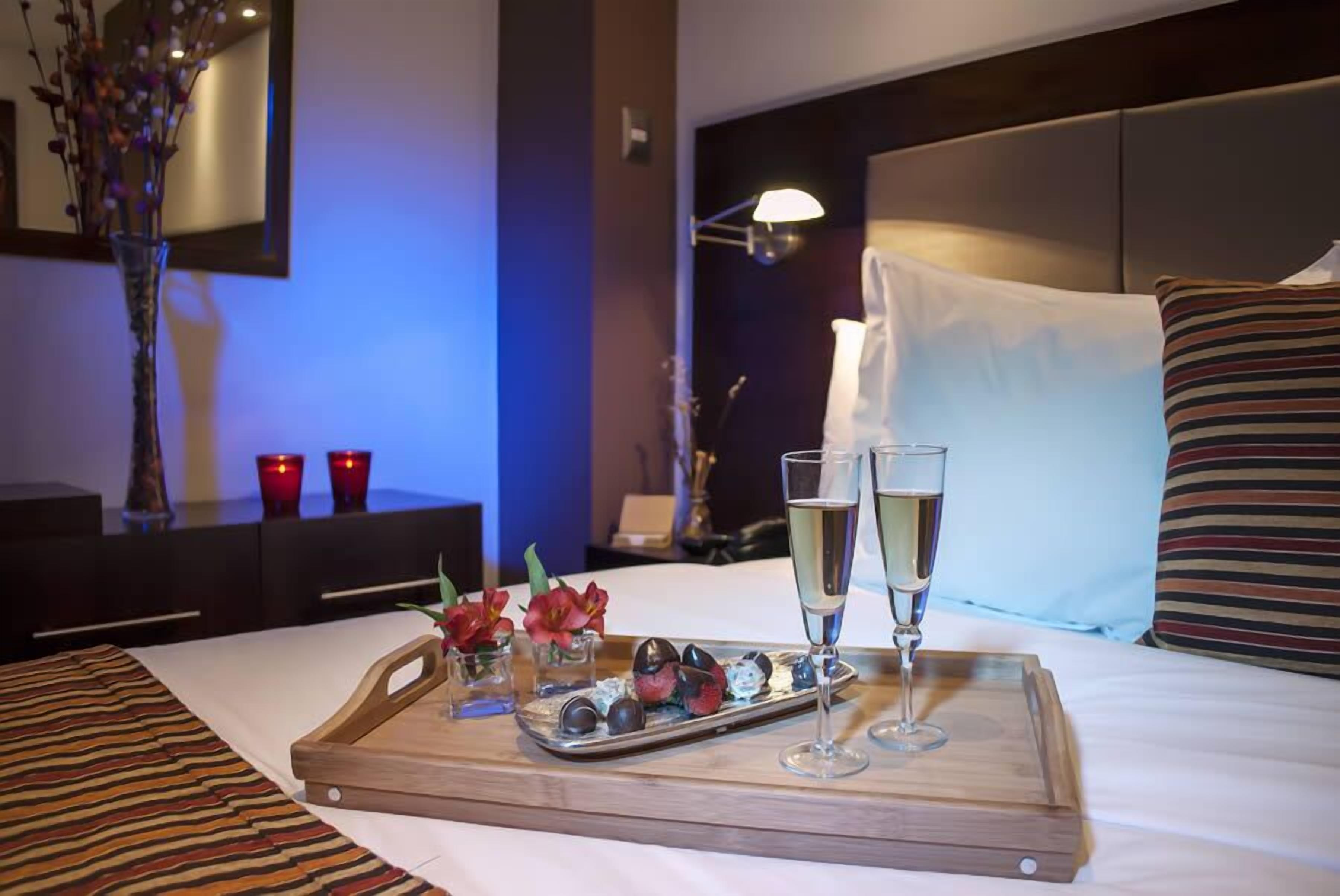 Suite, bañera de hidromasaje | Edredones de plumas, minibar, caja fuerte y escritorio