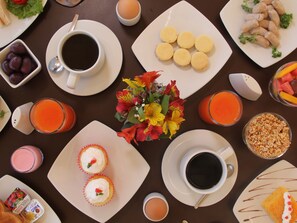 A breakfast setting with various food items and drinks on a table. - Hotel La Cuesta de Cayma (Arequipa)