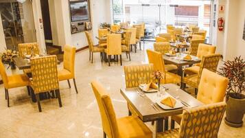 Se sirven desayunos, almuerzos y cocina local