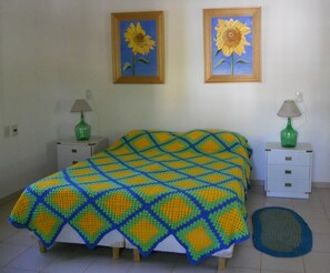 Habitación Confort, refrigerador, vista al jardín | Camas con efecto memoria y cortinas blackout
