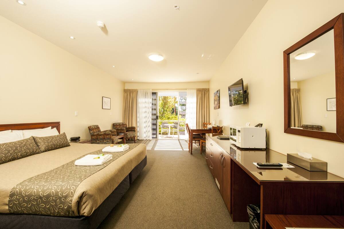 Standard Room, 1 King Bed | Living area