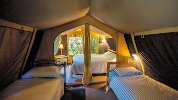 Tenda Mewah, area taman | 1 kamar tidur dan dilengkapi dengan perabotan berbeda-beda