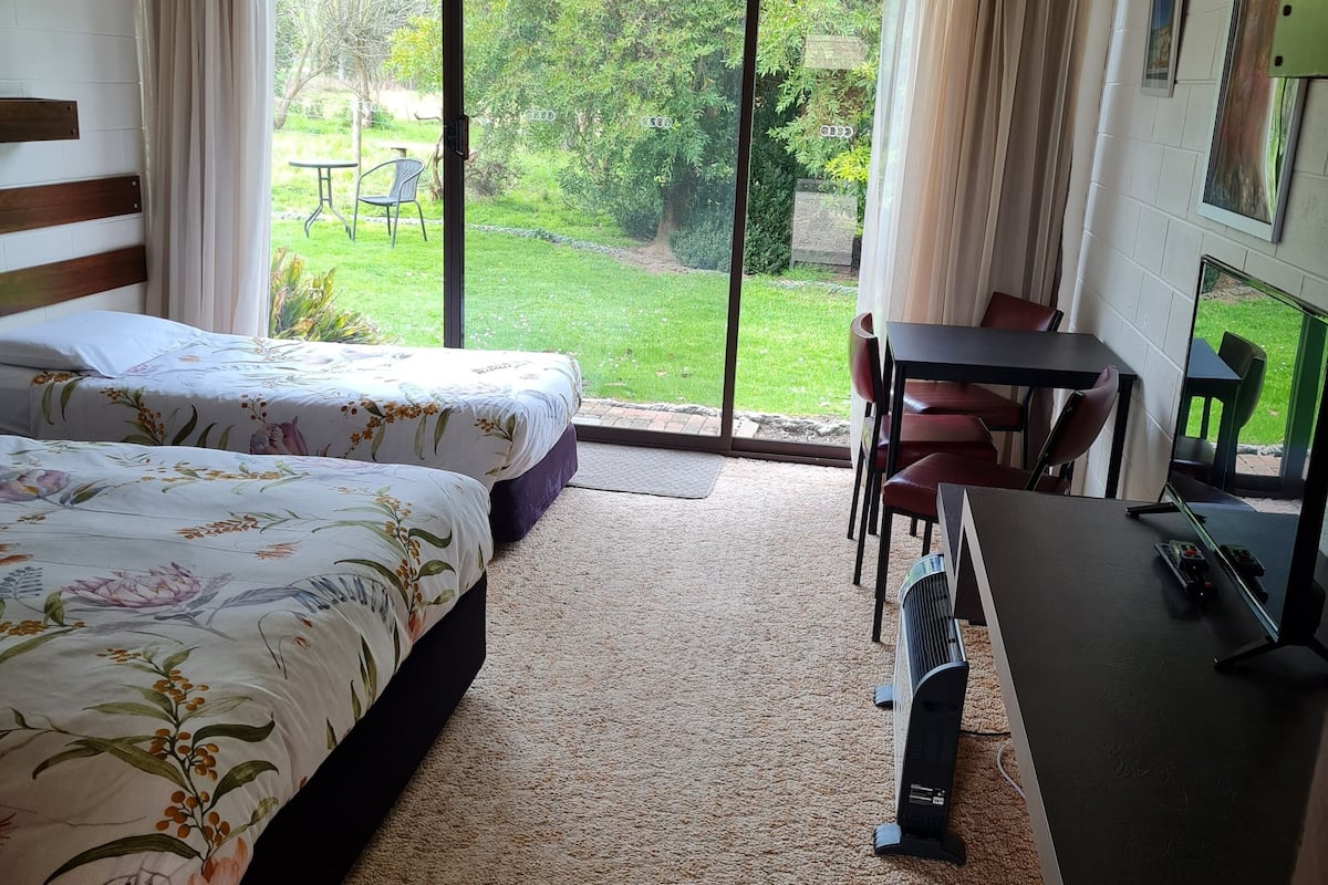 Basic Twin Room | Free minibar items, desk, laptop workspace, blackout drapes