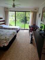 Artículos del minibar gratis y escritorio 