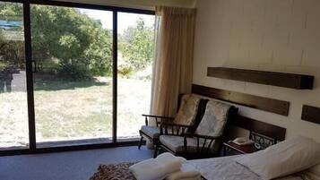 Minibar amb articles gratuïts i escriptori