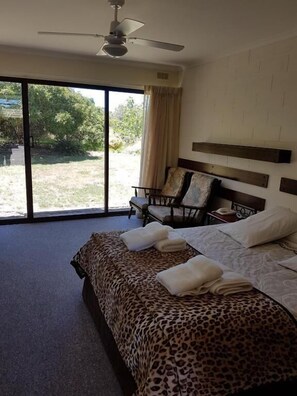 Free minibar items, desk, laptop workspace, blackout curtains - Toora Lodge Motel (Toora)